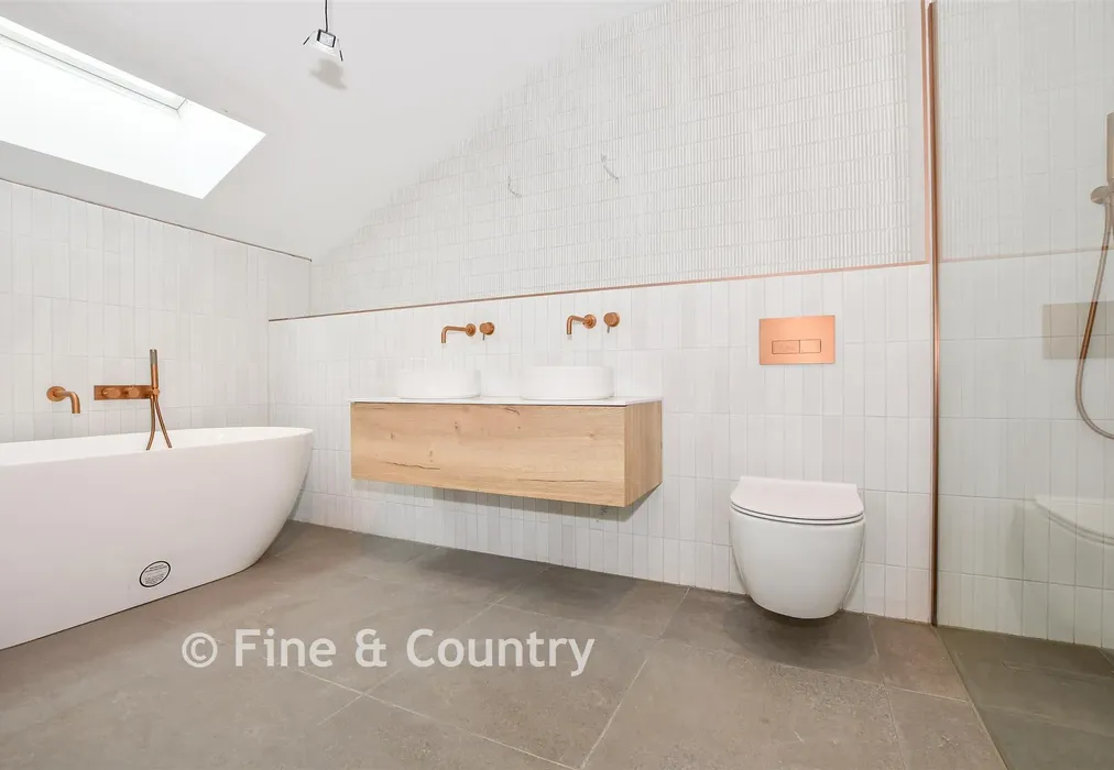 En-Suite Bathroom - Hartdene Barns, Hartfield Road, Cowden, Kent - Wards of Kent