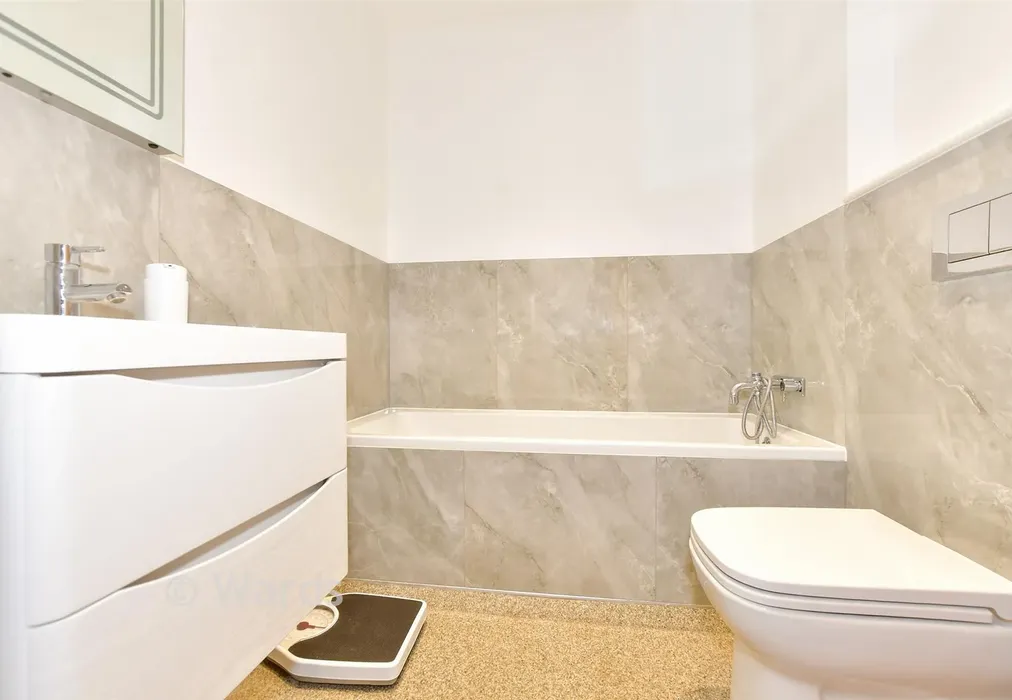 Bathroom - Chapel Street, Hythe, Kent - Wards of Kent