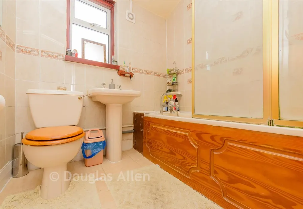 Bathroom - Michigan Avenue, London - Wards of Kent