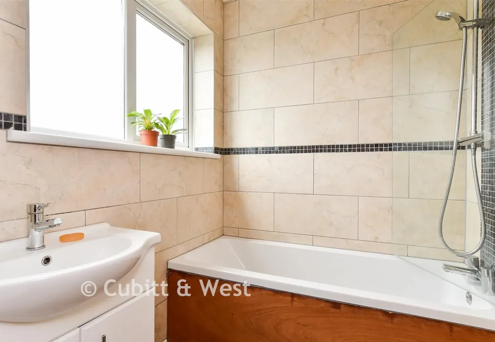 Bathroom - Selhurst Road, Woodingdean, East Sussex - Wards of Kent