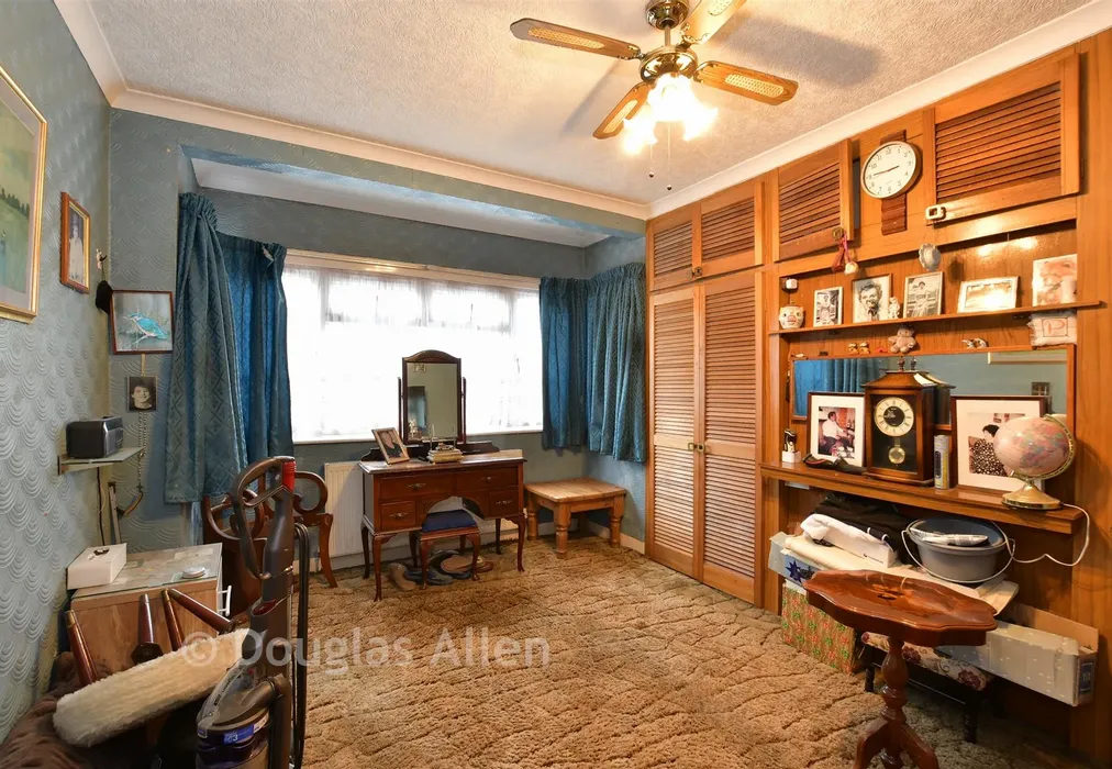 Bedroom 1 - Chigwell Road, Woodford Green, Essex - Wards of Kent
