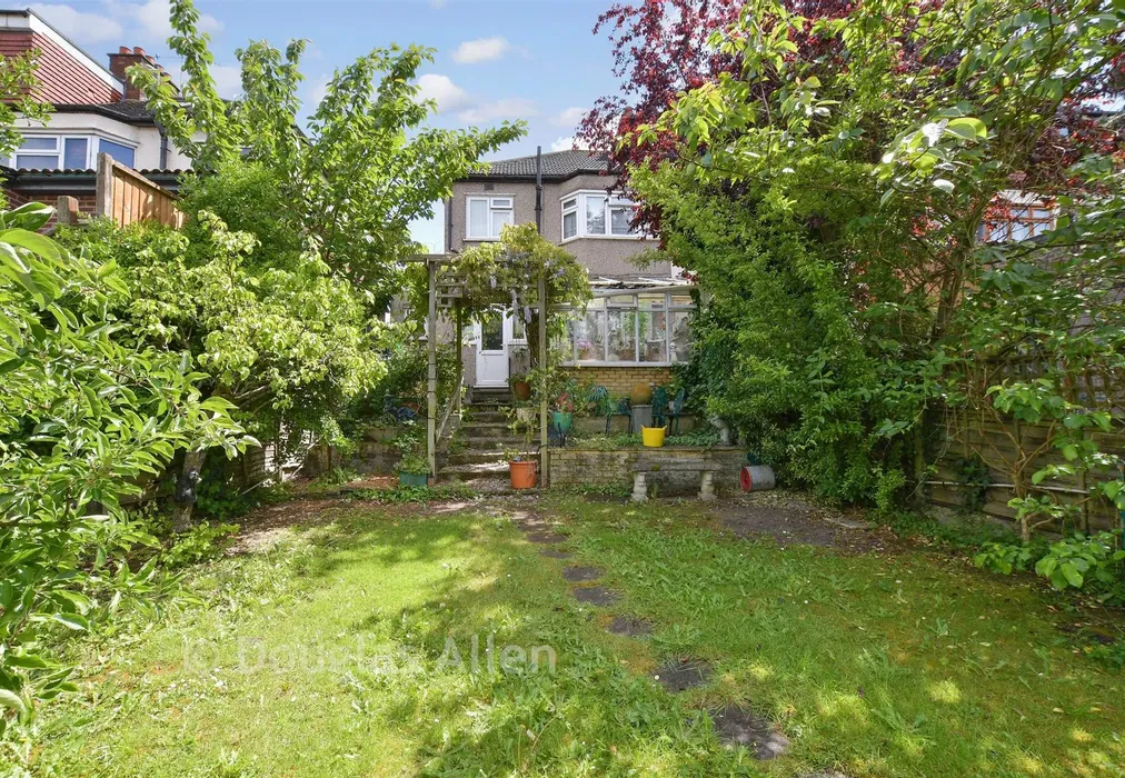 Rear Garden - Chigwell Road, Woodford Green, Essex - Wards of Kent