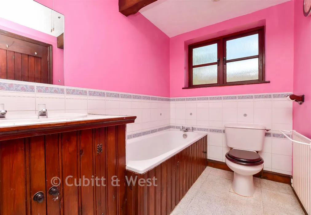 En-Suite Bathroom - Sycamore Close, Fetcham, Surrey - Wards of Kent