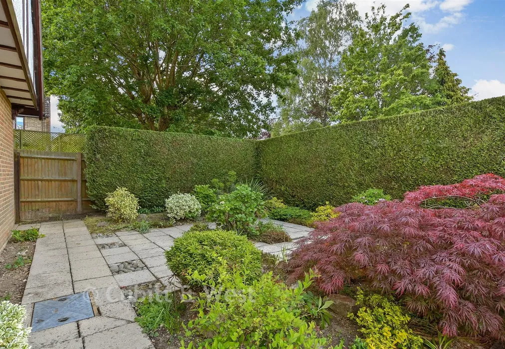 Front Garden - Sycamore Close, Fetcham, Surrey - Wards of Kent