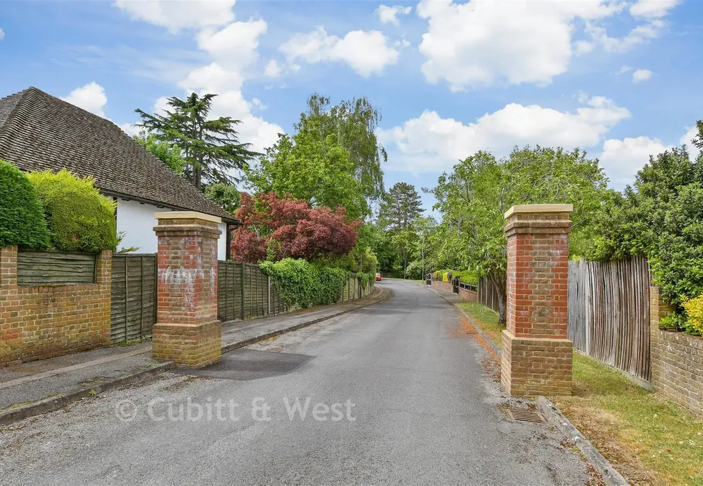 Street View - Sycamore Close, Fetcham, Surrey - Wards of Kent
