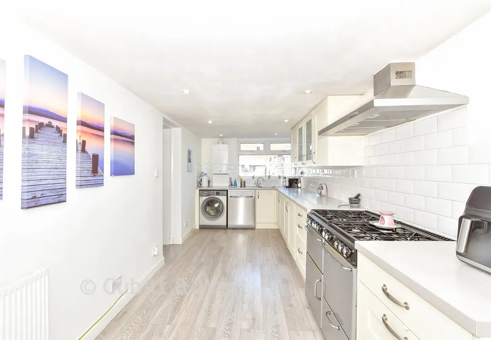 Kitchen - Albretia Avenue, Cowplain, Waterlooville, Hampshire - Wards of Kent