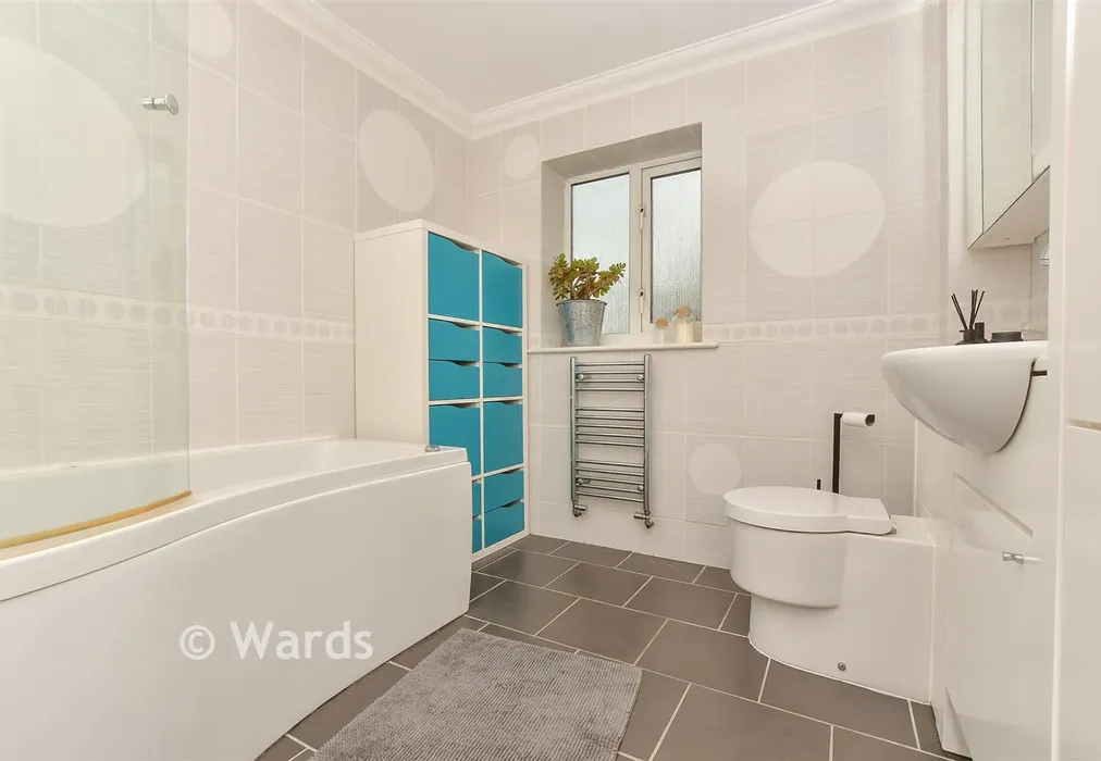 Bathroom - Lower Road, Woodchurch, Kent - Wards of Kent