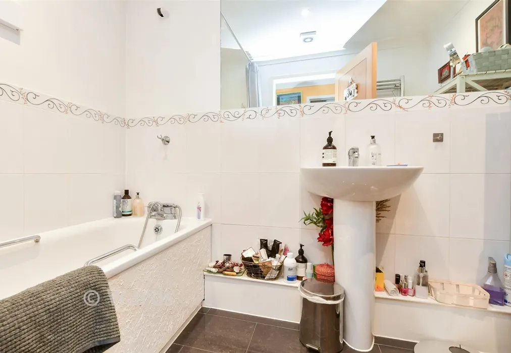Bathroom - Addington Street, Ramsgate, Kent - Wards of Kent