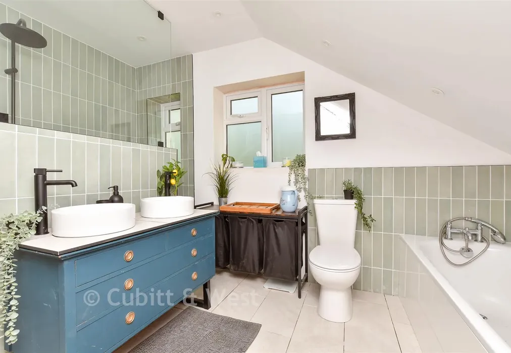 Bathroom - Randalls Road, Leatherhead, Surrey - Wards of Kent