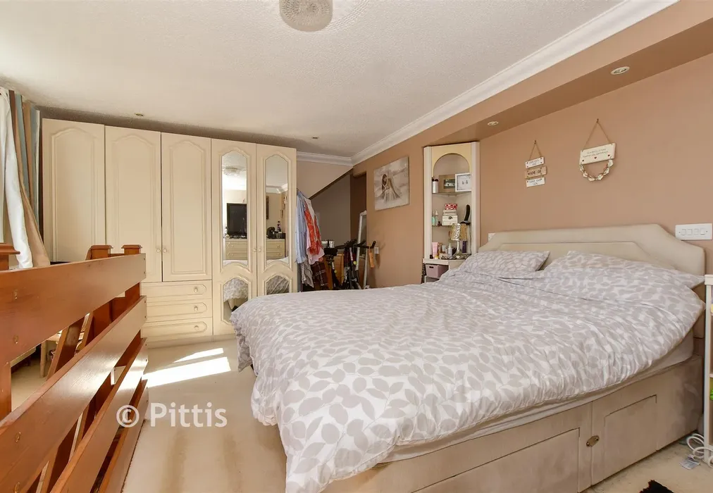 Bedroom 1 - New Road, Porchfield, Newport, Isle of Wight - Wards of Kent