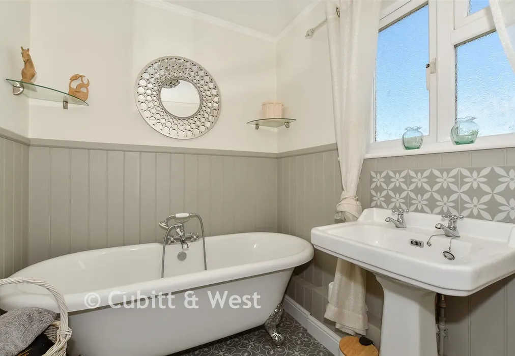 En-Suite Bathroom - Meadow Way, Littlehampton, West Sussex - Wards of Kent