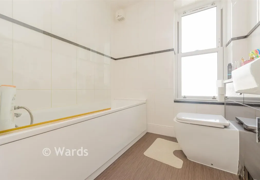 Bathroom - Queens Road, Welling, Kent - Wards of Kent
