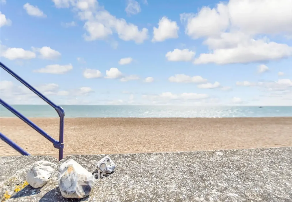 External Lifestyle Photograph - Moncrieff Gardens, Hythe, Kent - Wards of Kent