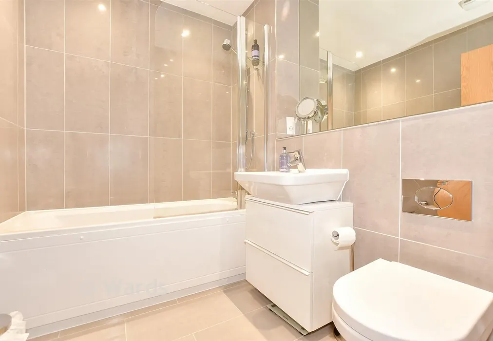Bathroom - Moncrieff Gardens, Hythe, Kent - Wards of Kent