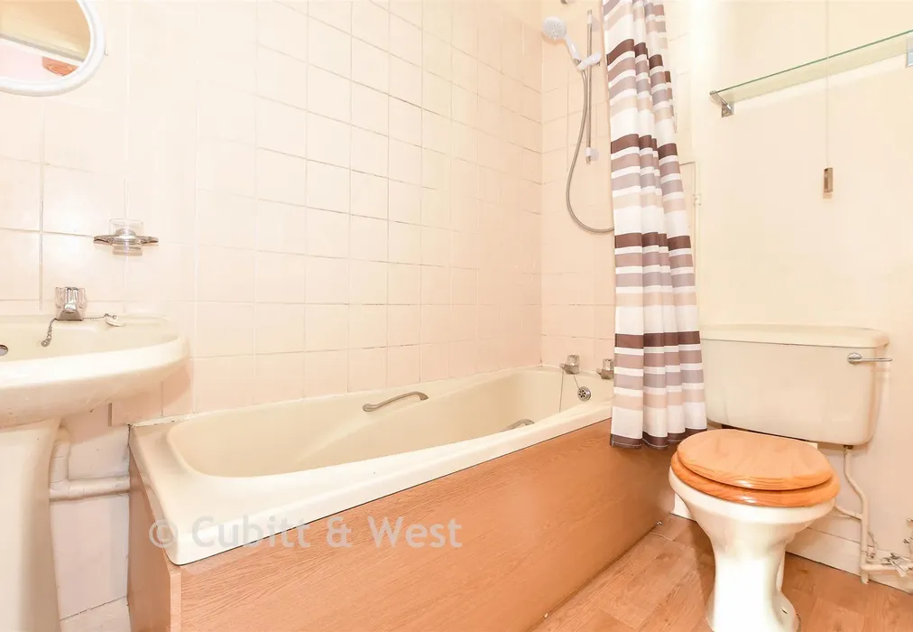 Bathroom - Stanford Avenue, Brighton, East Sussex - Wards of Kent