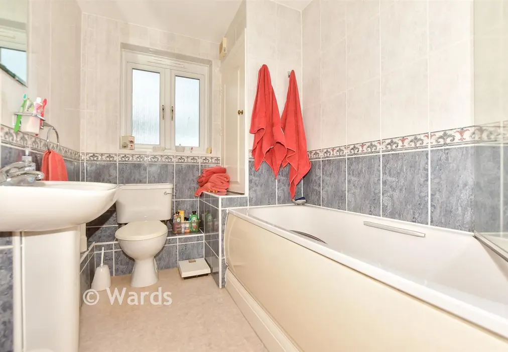 Bathroom - Castle Road, Sandgate, Folkestone, Kent - Wards of Kent