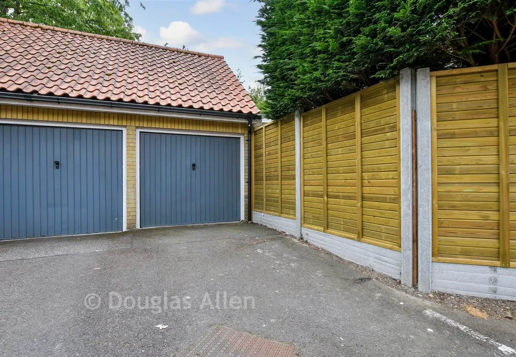Garage - Bramble Tye, Noak Bridge, Basildon, Essex - Wards of Kent