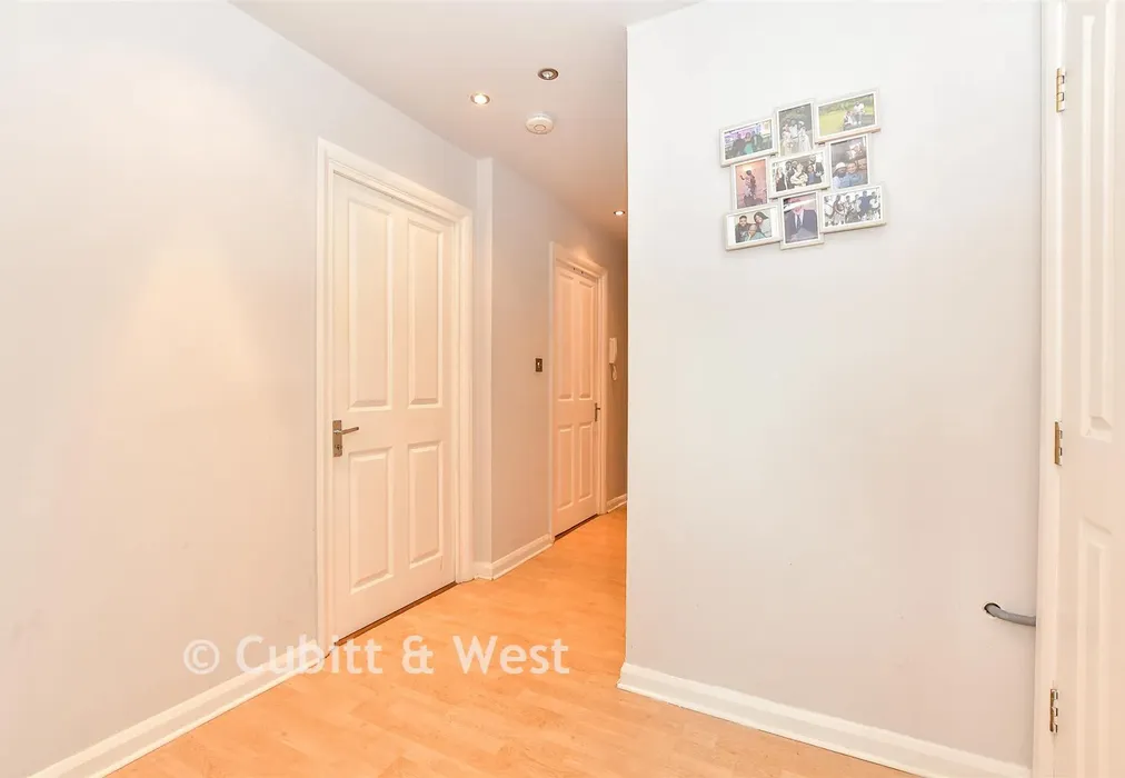 Entrance Hall - Crown Road, Sutton, Surrey - Wards of Kent