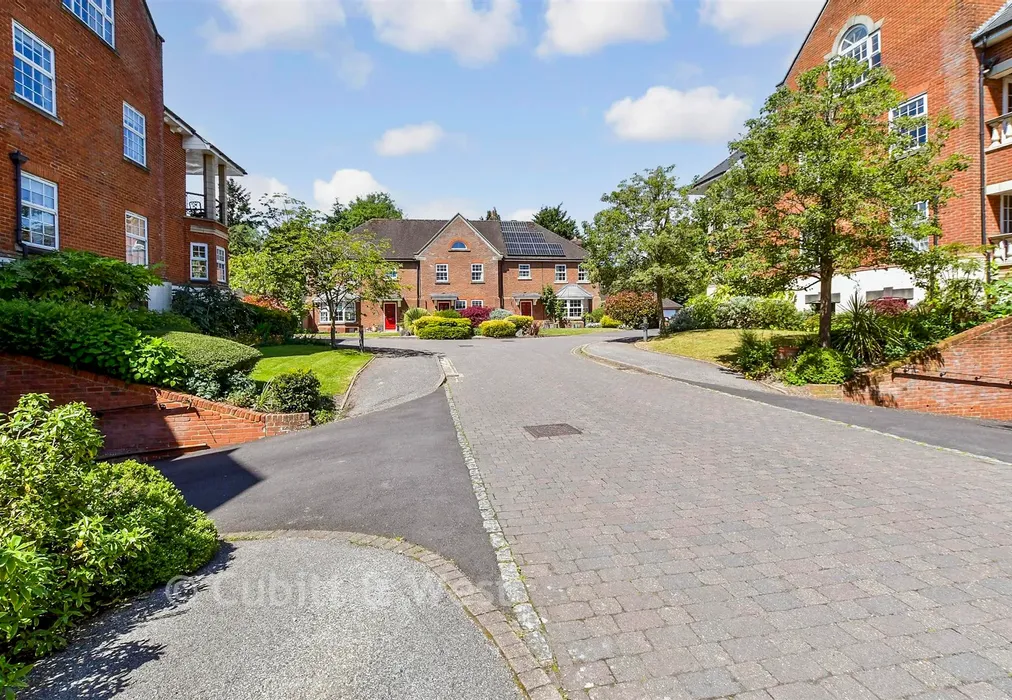 Driveway/Parking - Potters Place, Horsham, West Sussex - Wards of Kent
