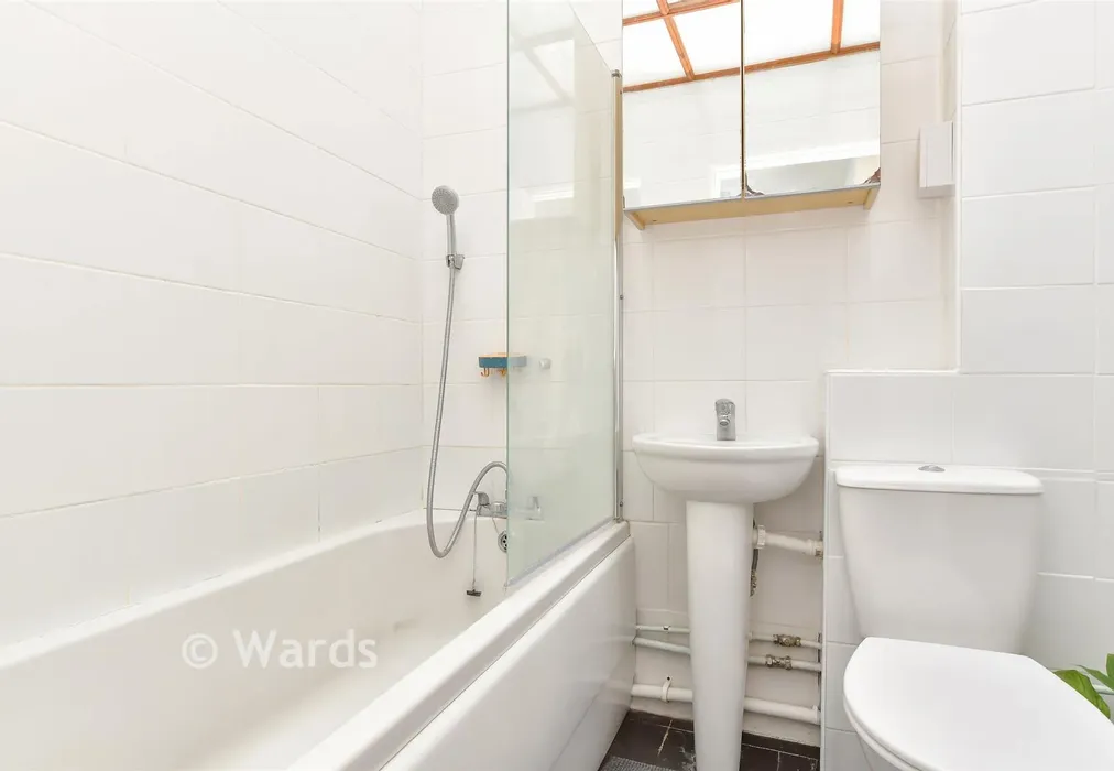 Bathroom - Fulmar Road, Rochester, Kent - Wards of Kent