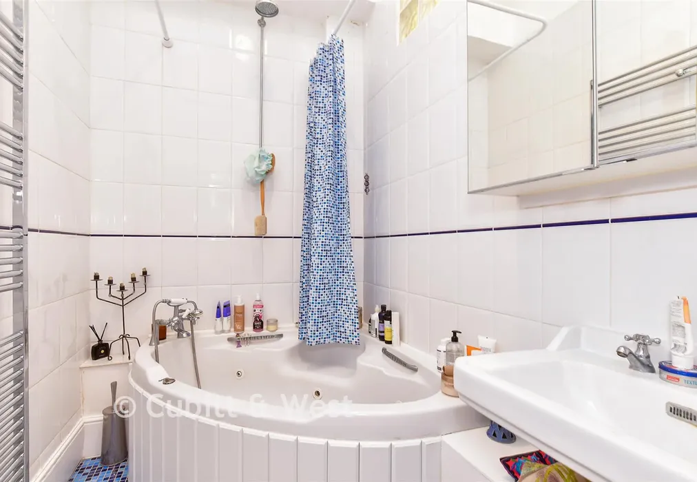 Bathroom - Kingsway, Hove, East Sussex - Wards of Kent