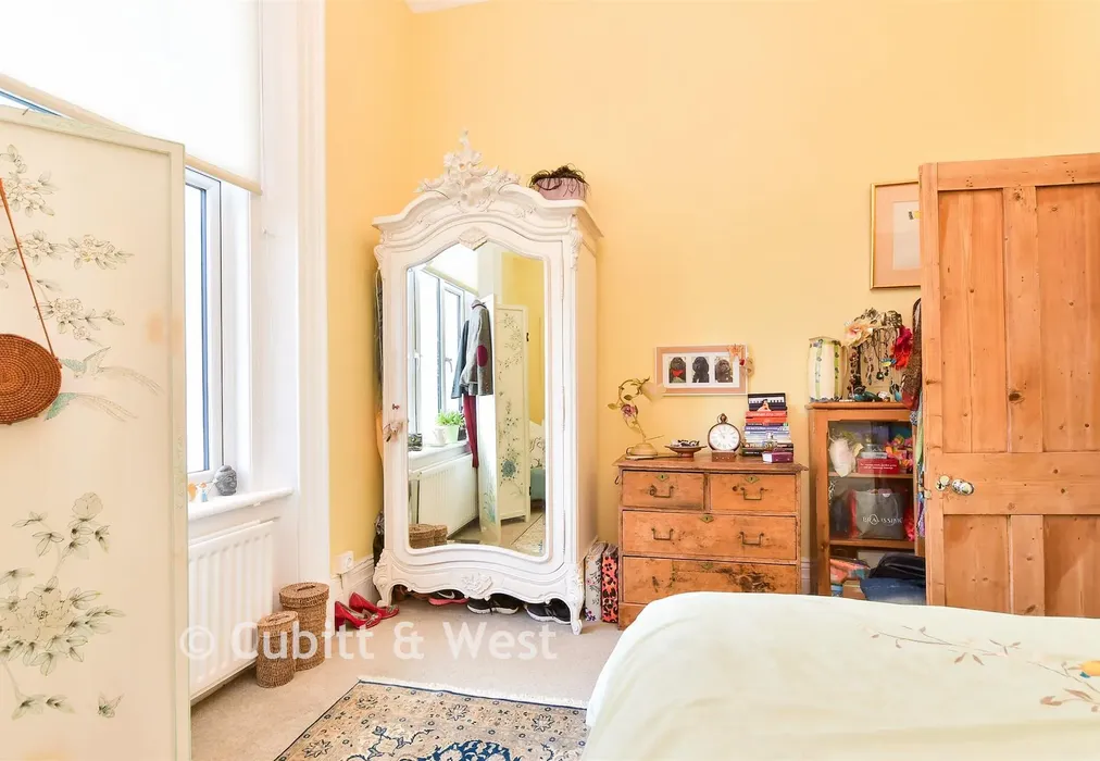 Bedroom 1 - Kingsway, Hove, East Sussex - Wards of Kent