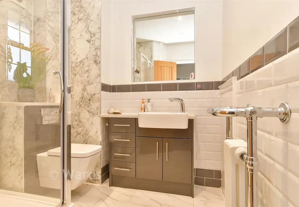 Shower Room - The Street, Horton Kirby, Dartford, Kent - Wards of Kent