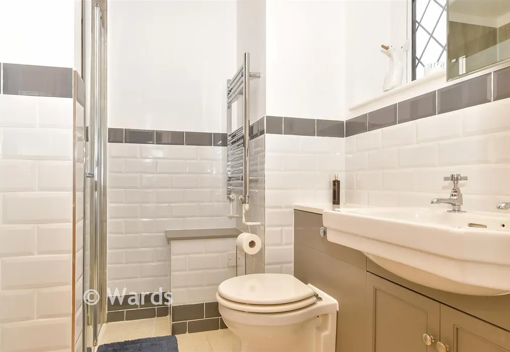 En-Suite Shower Room - The Street, Horton Kirby, Dartford, Kent - Wards of Kent