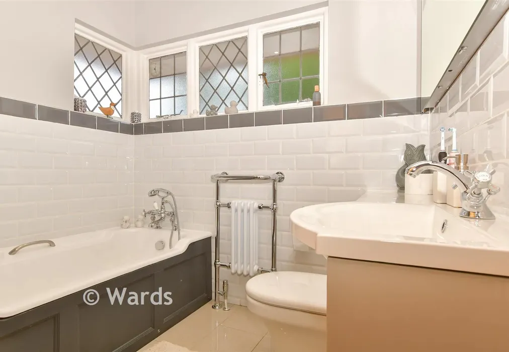 Bathroom - The Street, Horton Kirby, Dartford, Kent - Wards of Kent