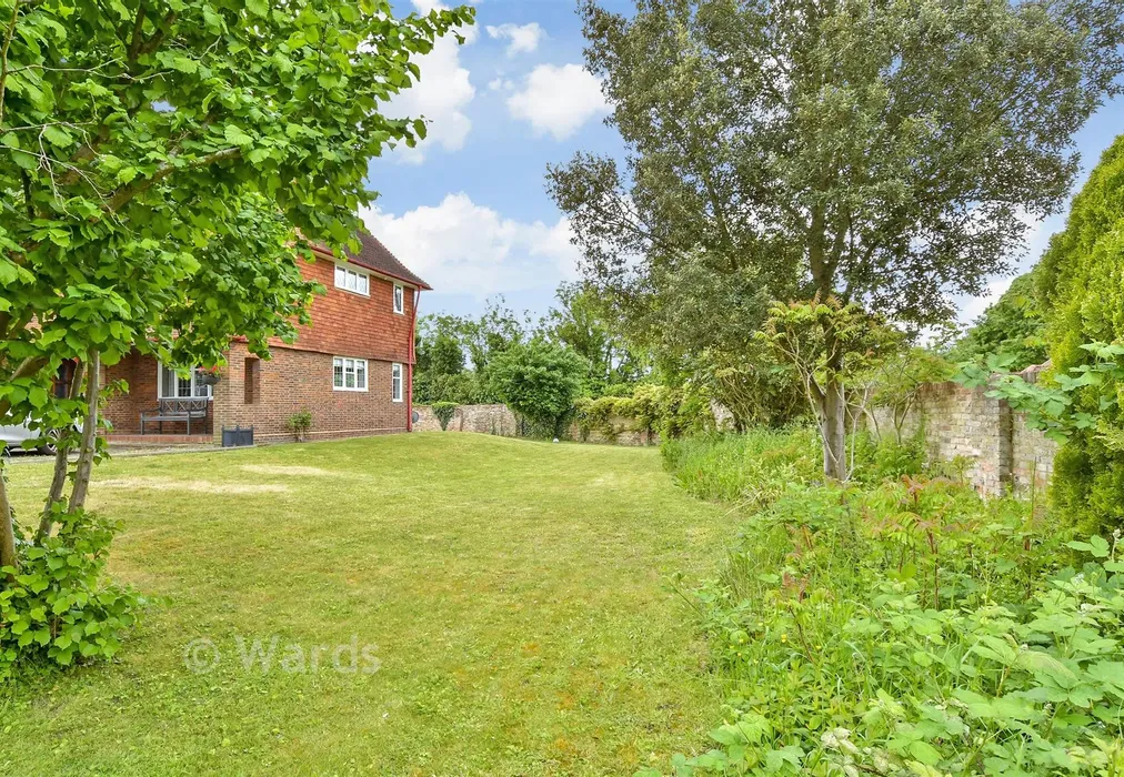 Side Garden - The Street, Horton Kirby, Dartford, Kent - Wards of Kent
