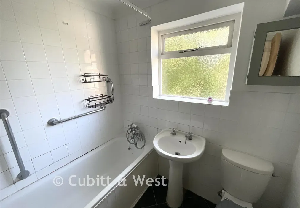 Bathroom - Sea Road, East Preston, West Sussex - Wards of Kent