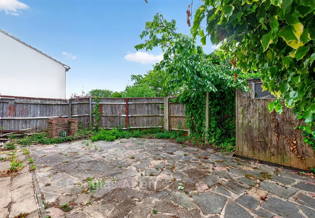 Rear Garden - Lapwing Road, Wickford, Essex - Wards of Kent