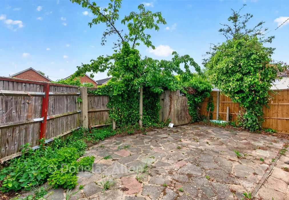 Rear Garden - Lapwing Road, Wickford, Essex - Wards of Kent