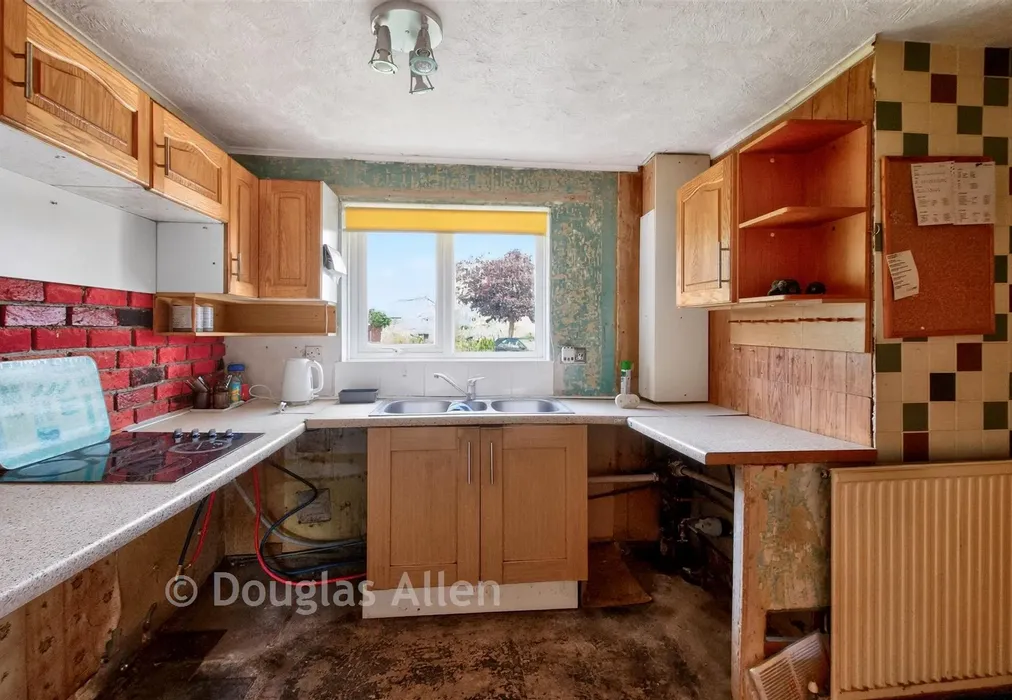 Kitchen - Lapwing Road, Wickford, Essex - Wards of Kent