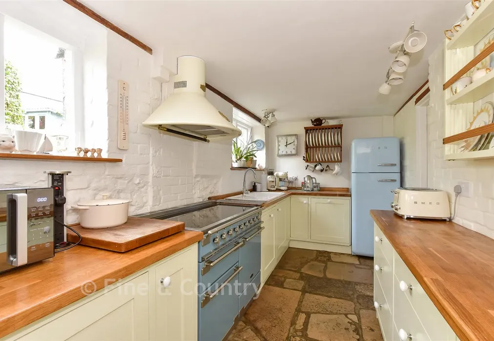 Kitchen - Clatterford Shute, Newport, Isle of Wight - Wards of Kent