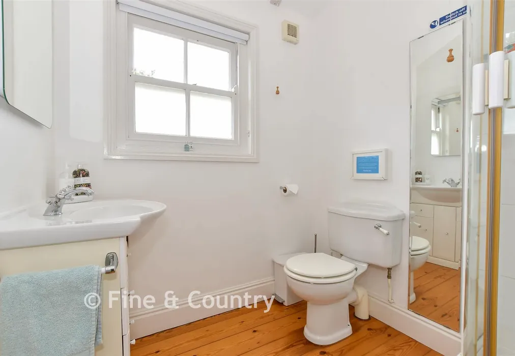 Shower Room - Clatterford Shute, Newport, Isle of Wight - Wards of Kent