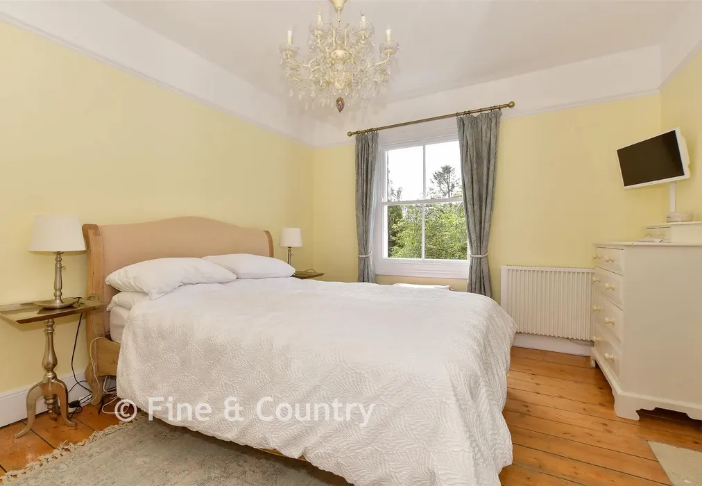 Bedroom 1 - Clatterford Shute, Newport, Isle of Wight - Wards of Kent