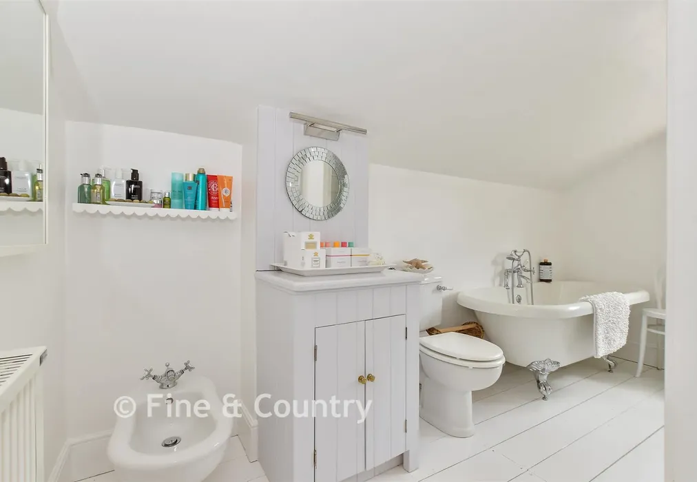 Bathroom - Clatterford Shute, Newport, Isle of Wight - Wards of Kent