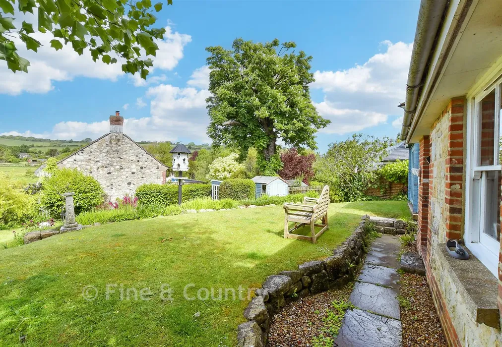 Rear Garden - Clatterford Shute, Newport, Isle of Wight - Wards of Kent