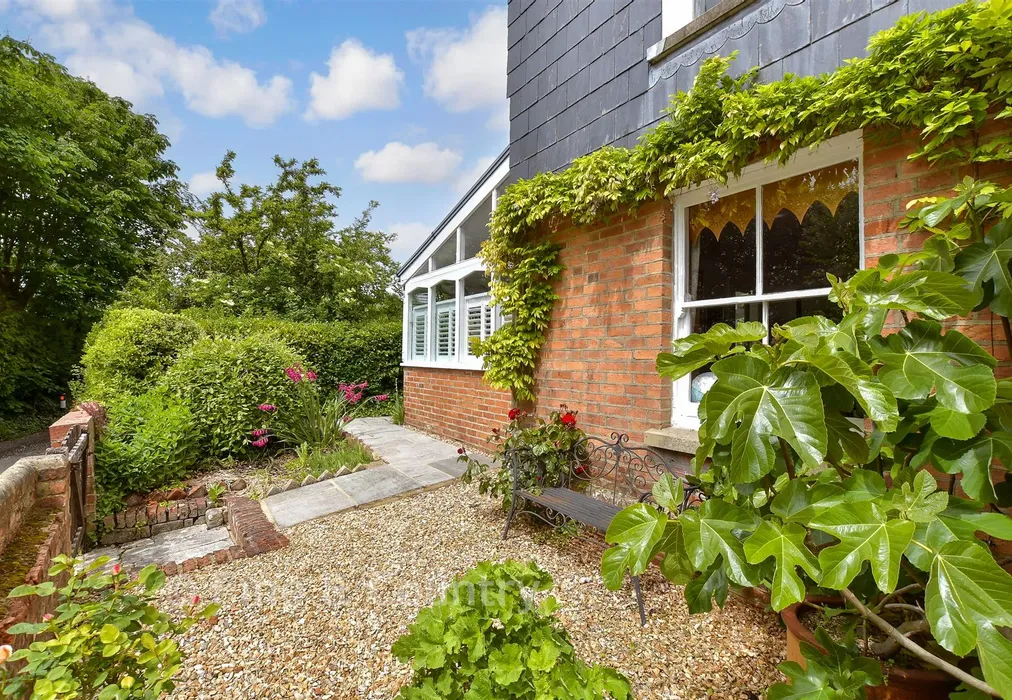 Front Garden - Clatterford Shute, Newport, Isle of Wight - Wards of Kent