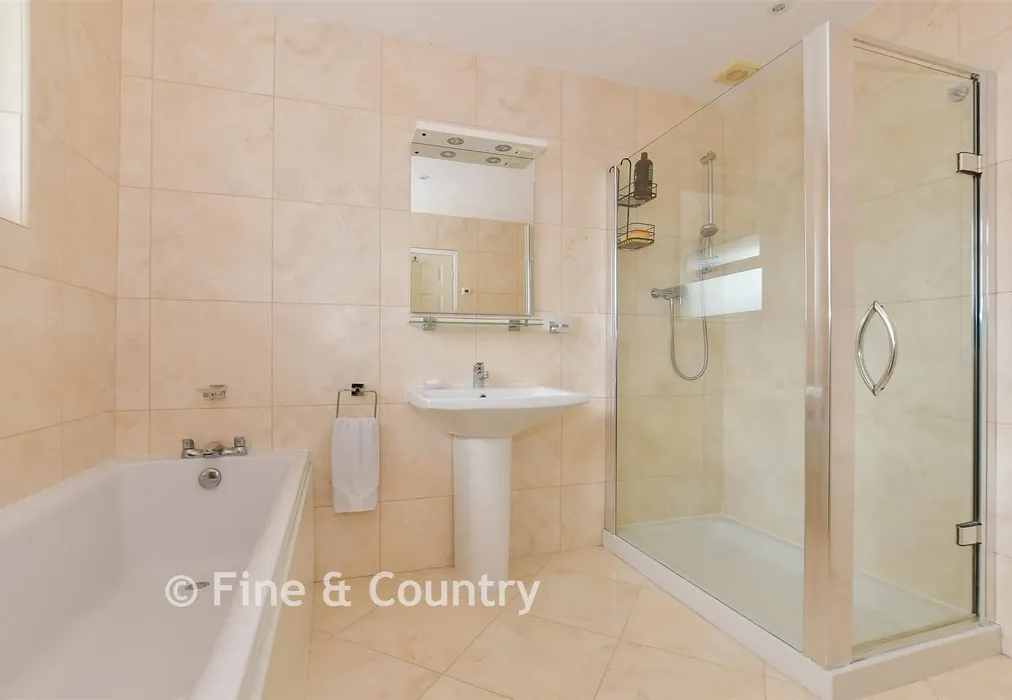 En-Suite Bathroom - Paddock Road, Shanklin, Isle of Wight - Wards of Kent