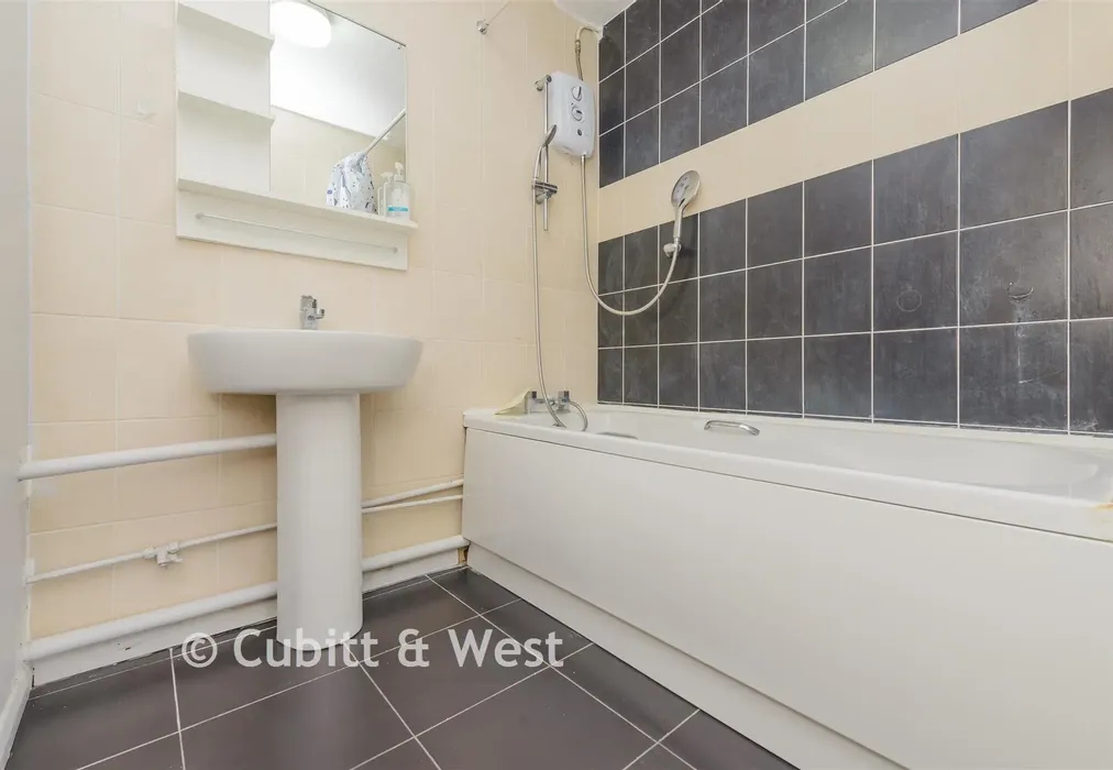 Bathroom - Cheam Road, Sutton, Surrey - Wards of Kent