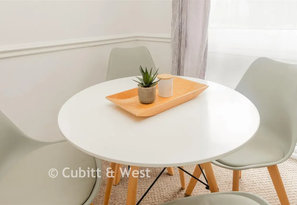 Internal Lifestyle Photograph - Cheam Road, Sutton, Surrey - Wards of Kent