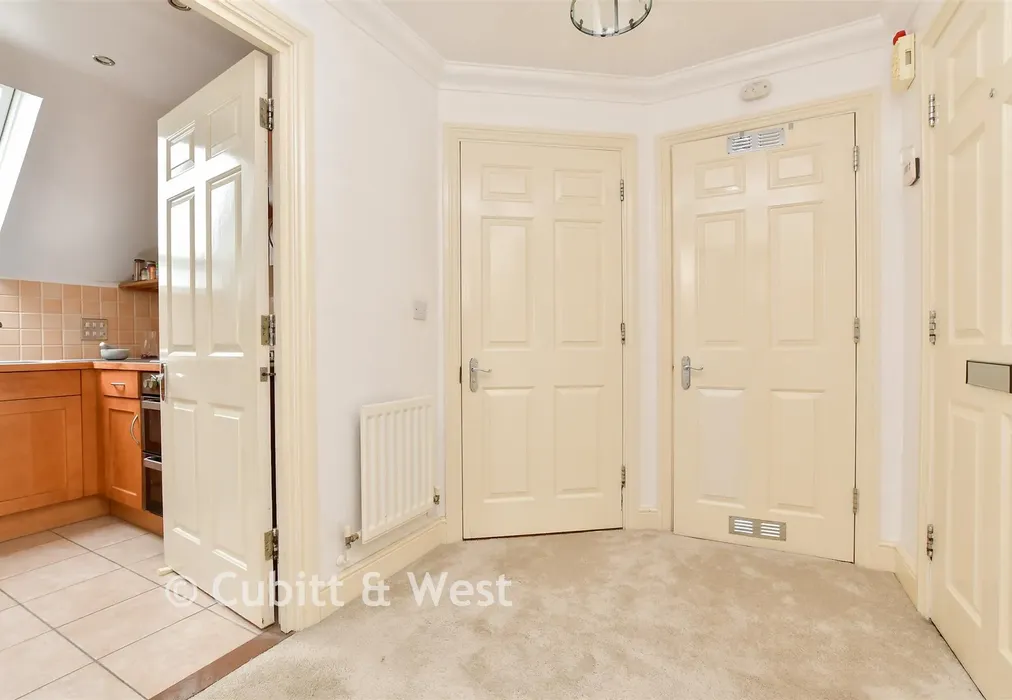 Entrance Hall - Gatton Park Road, Redhill, Surrey - Wards of Kent
