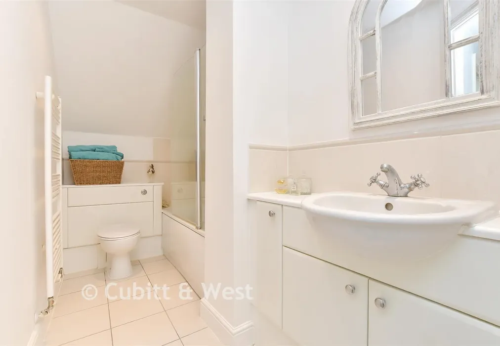 Bathroom - Gatton Park Road, Redhill, Surrey - Wards of Kent