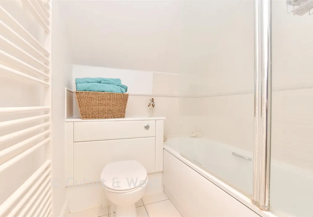 Bathroom - Gatton Park Road, Redhill, Surrey - Wards of Kent