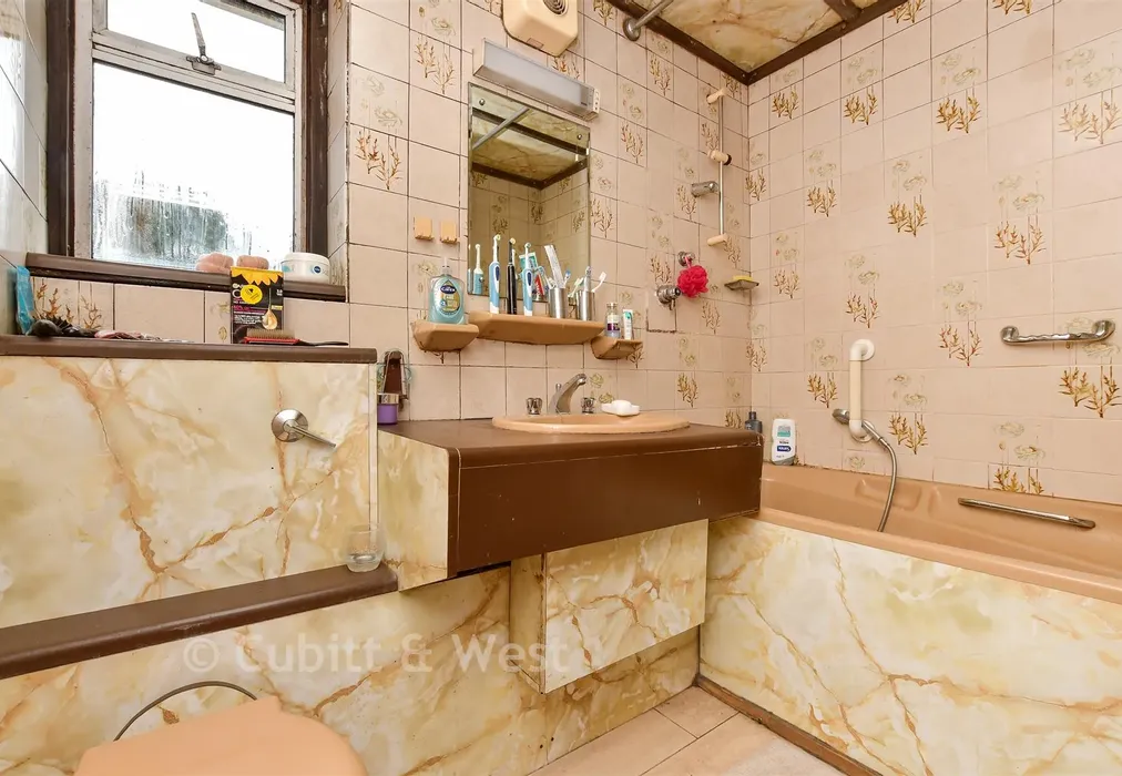 Bathroom - Westway Gardens, Redhill, Surrey - Wards of Kent