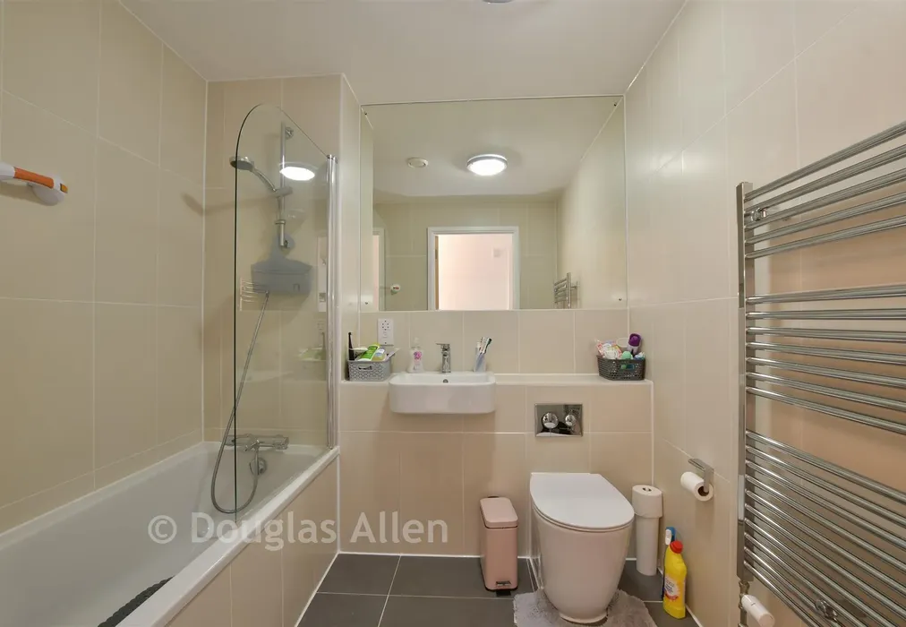 Bathroom - Broadis Way, Rainham, Essex - Wards of Kent