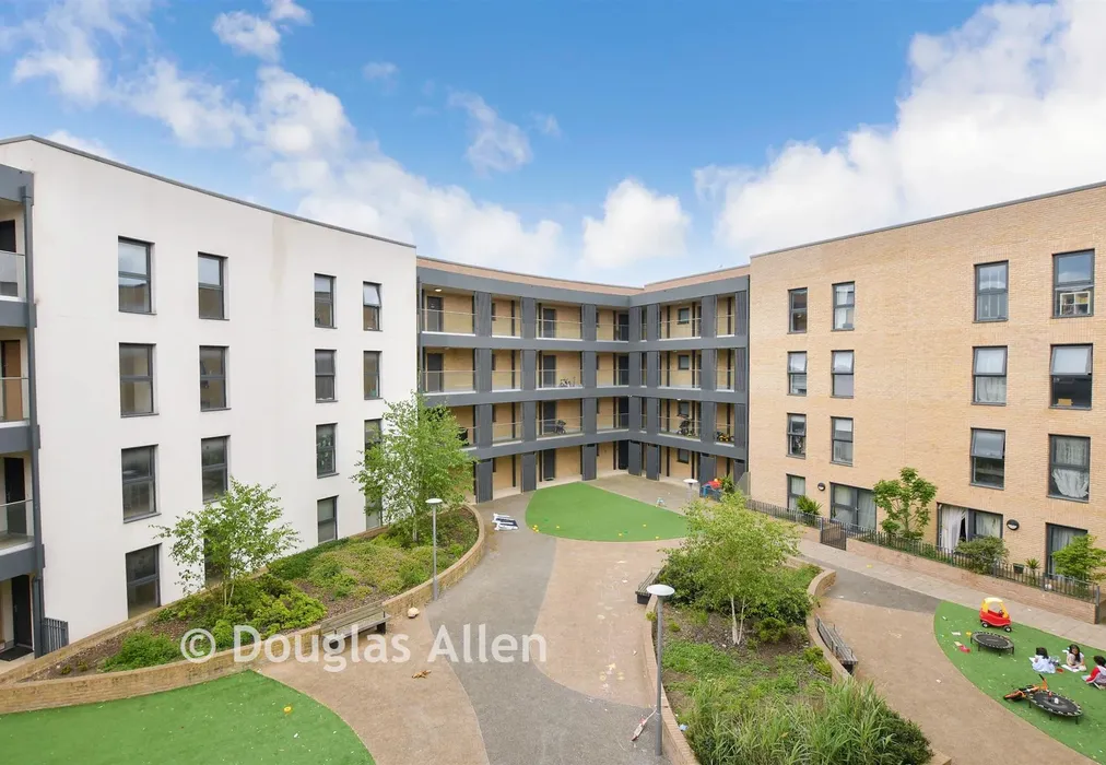 Communal Gardens - Broadis Way, Rainham, Essex - Wards of Kent