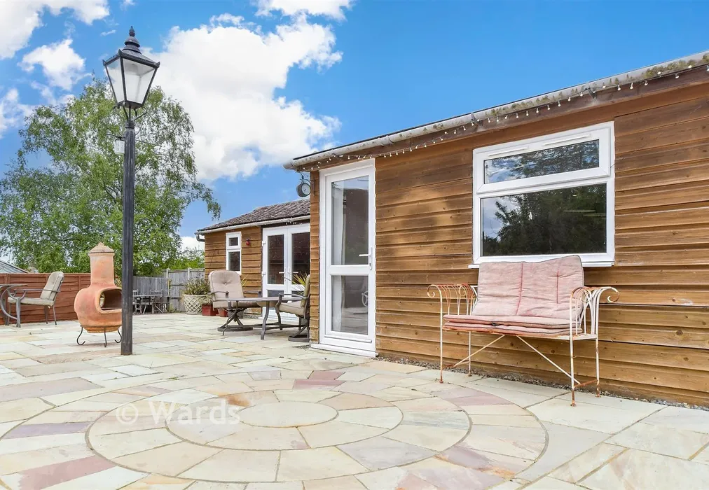 Workshop/Outbuildings - South Lea, Kingsnorth, Kent - Wards of Kent